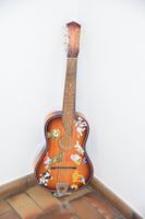 Kindergitarre mit Sujets und roter Hülle, Vintage!