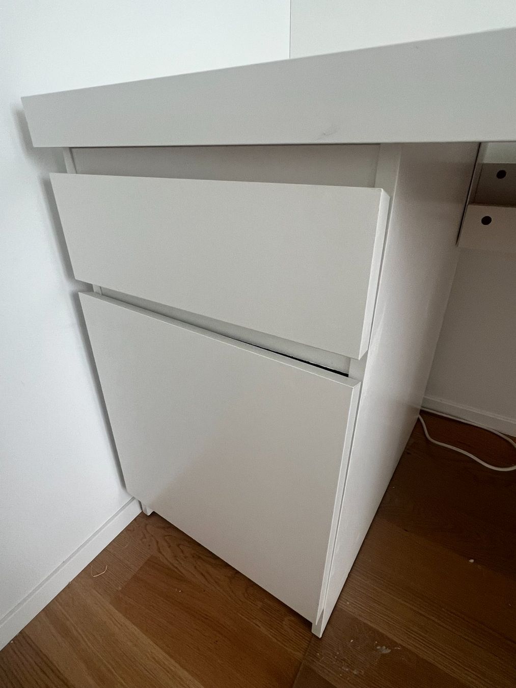 Ikea Scrivanie: Malm Pult inkl. Korpus mit Schubladen – Usato da Jona venduto da Aladdin1 2