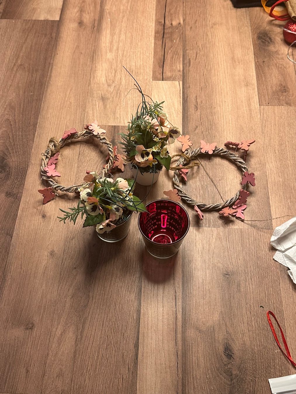Tutte le decorazioni: Winterdeko: 2 Kerzenhalter, 2 Gestecke, 1 Topfpflanze – Usato da Therwil venduto da R005 1