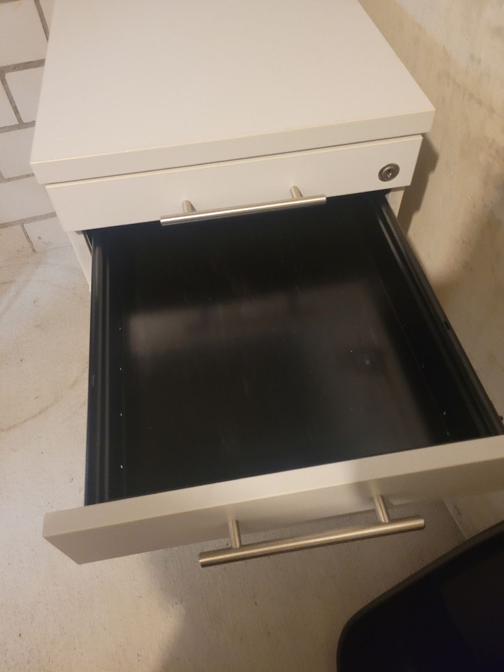 Commodes: Rollcontainer 3 Schubladen mit Schloss grau – D'occasion à Hünenberg par nviert 3
