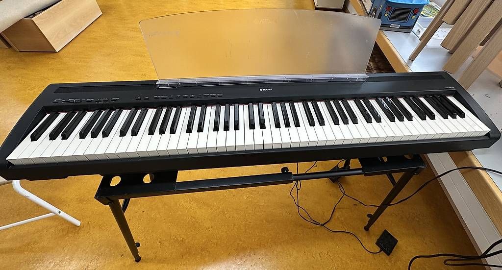 Yamaha Musikinstrumente: Yamaha P-85 digital piano mit Ständer – Gebraucht aus Elsau von Margarita