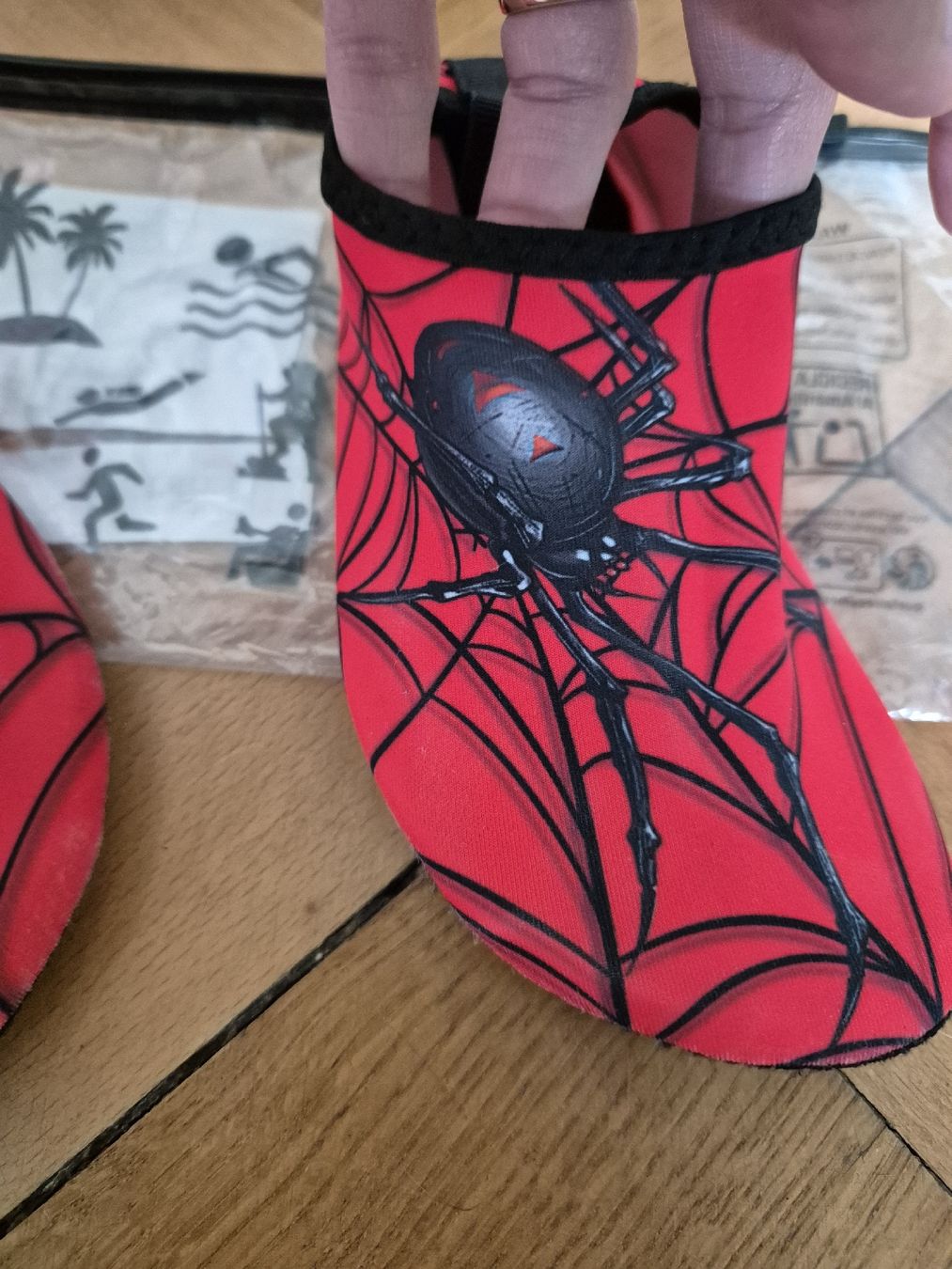 Scarpe per ragazzi: Kinder Badeschuhe Gr. 30/31 ab 1.- – Usato da Zürich venduto da patilamour 2