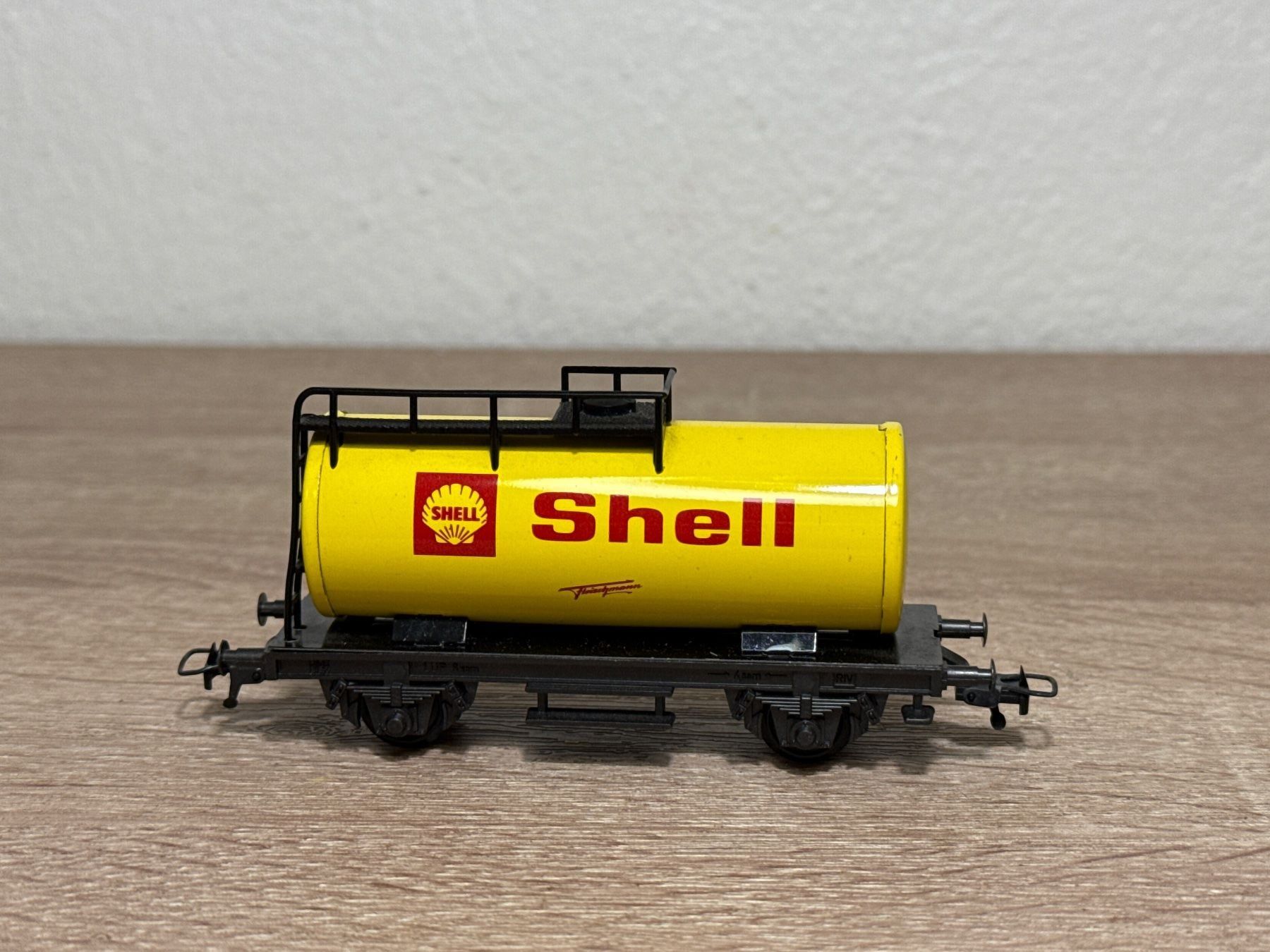 Fleischmann Modellini di ferrovie: Fleischmann Kesselwagen SHELL H0 (21) – Usato da St-Aubin-Sauges venduto da Lo_Go 1
