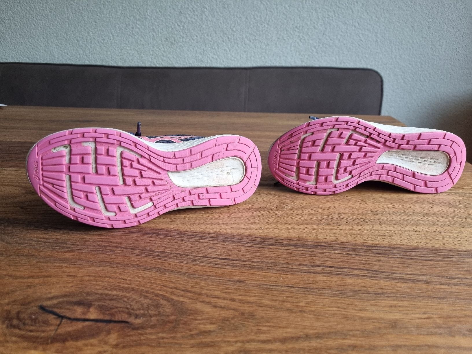 Asics Schuhe für Mädchen: Turnschuhe Asics Gr. 33.5 – Gebraucht aus Näfels von Phd534 1