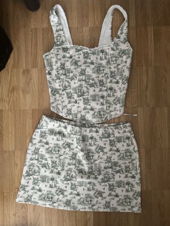 Lot : 1 ensemble jupe/corset et 1 bandeau