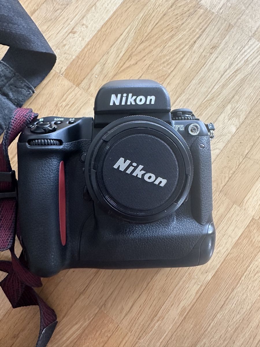 Nikon Fotocamera: NIKON F5 (flash + 50mm + accessoires) – Usato da Onex venduto da whoiselijah 4