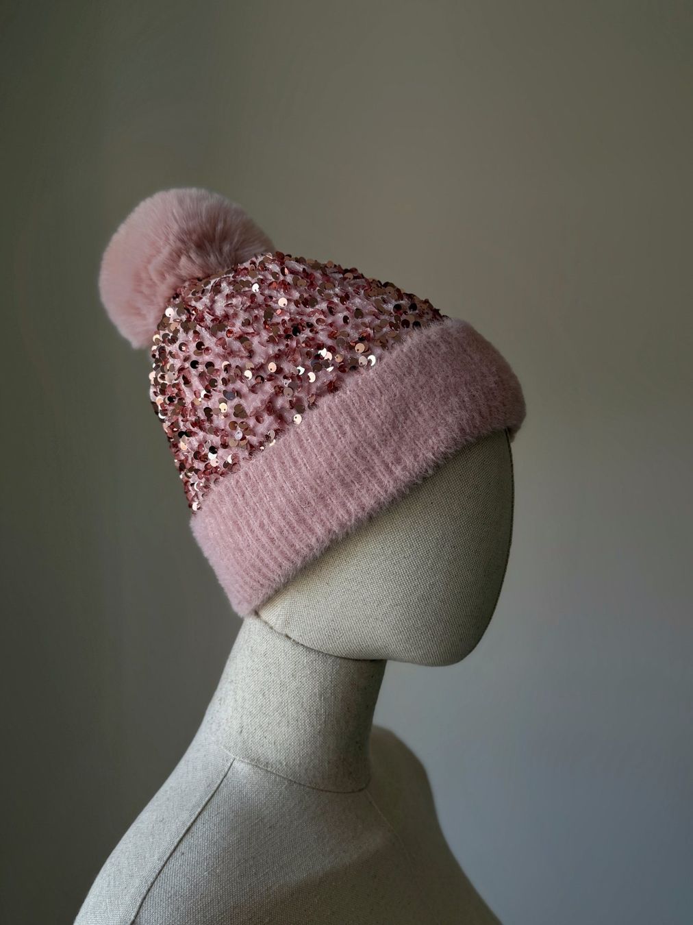 Altro abbigliamento per bambina: Cappello con pompon e paillettes, Nuovo, mai indossato – Nuovo e nell'imballaggio originale da Bioggio venduto da oxanacas