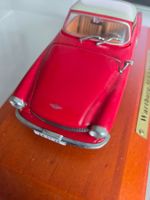 Modellauto Wartburg 353 rot mit Sockel guter Zustand