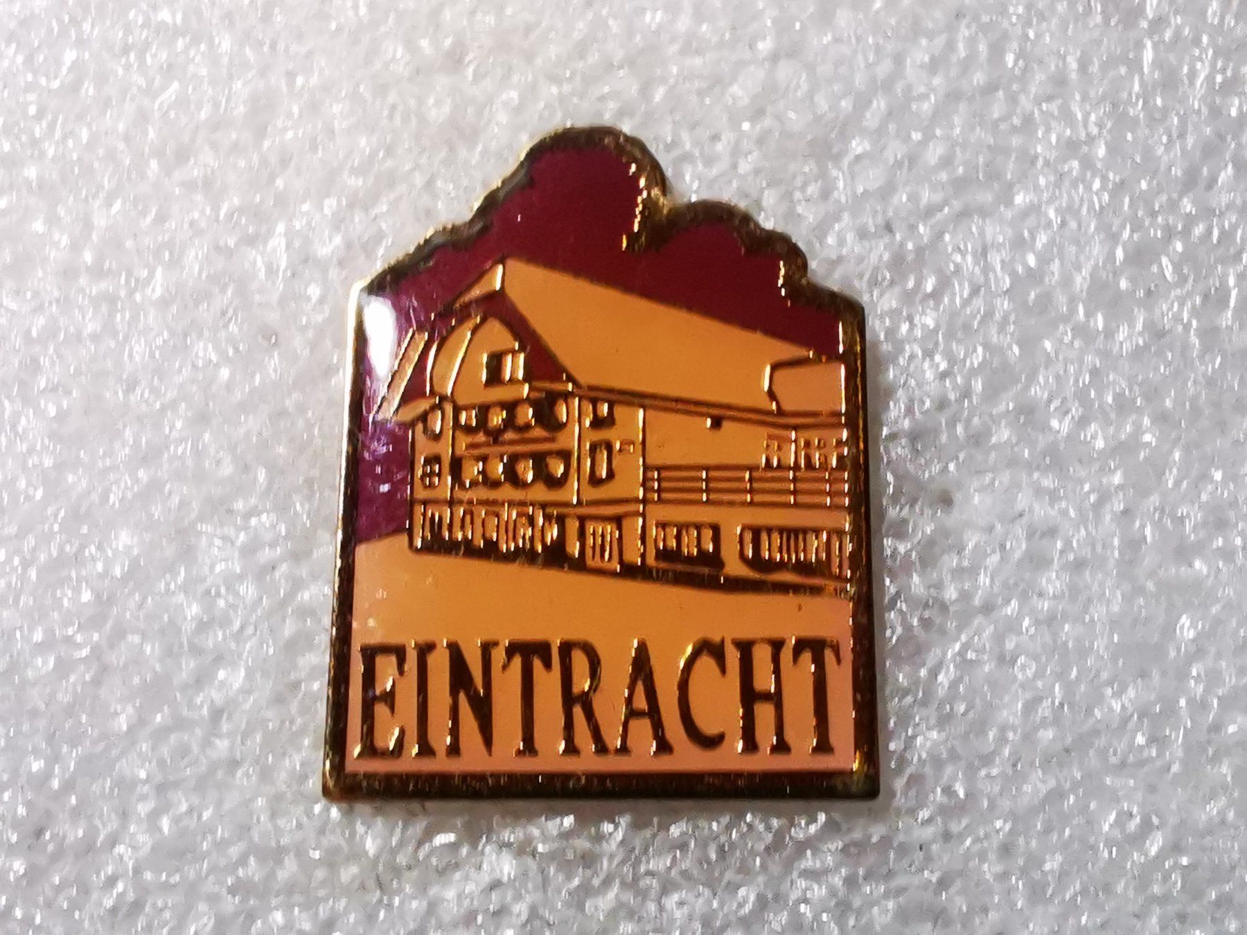 Placchette & Badge: Ansteckpin 48: Eintracht – Usato da Oppligen venduto da Pin-Fall-Shop