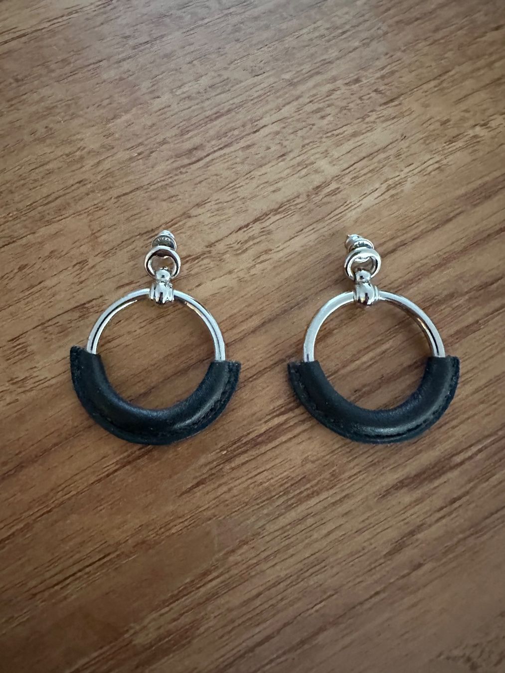 Hermès Ohrringe & -stecker: HERMÈS – Silberfarbene Loop-Ohrringe neuwertig – Gebraucht aus Luzern von Ever04
