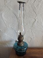 Alte Petroleumlampe mit blauem Glassockel antik
