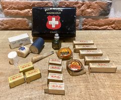 Alte Metallbox First Aid mit Inhalt - England - 40er Jahre