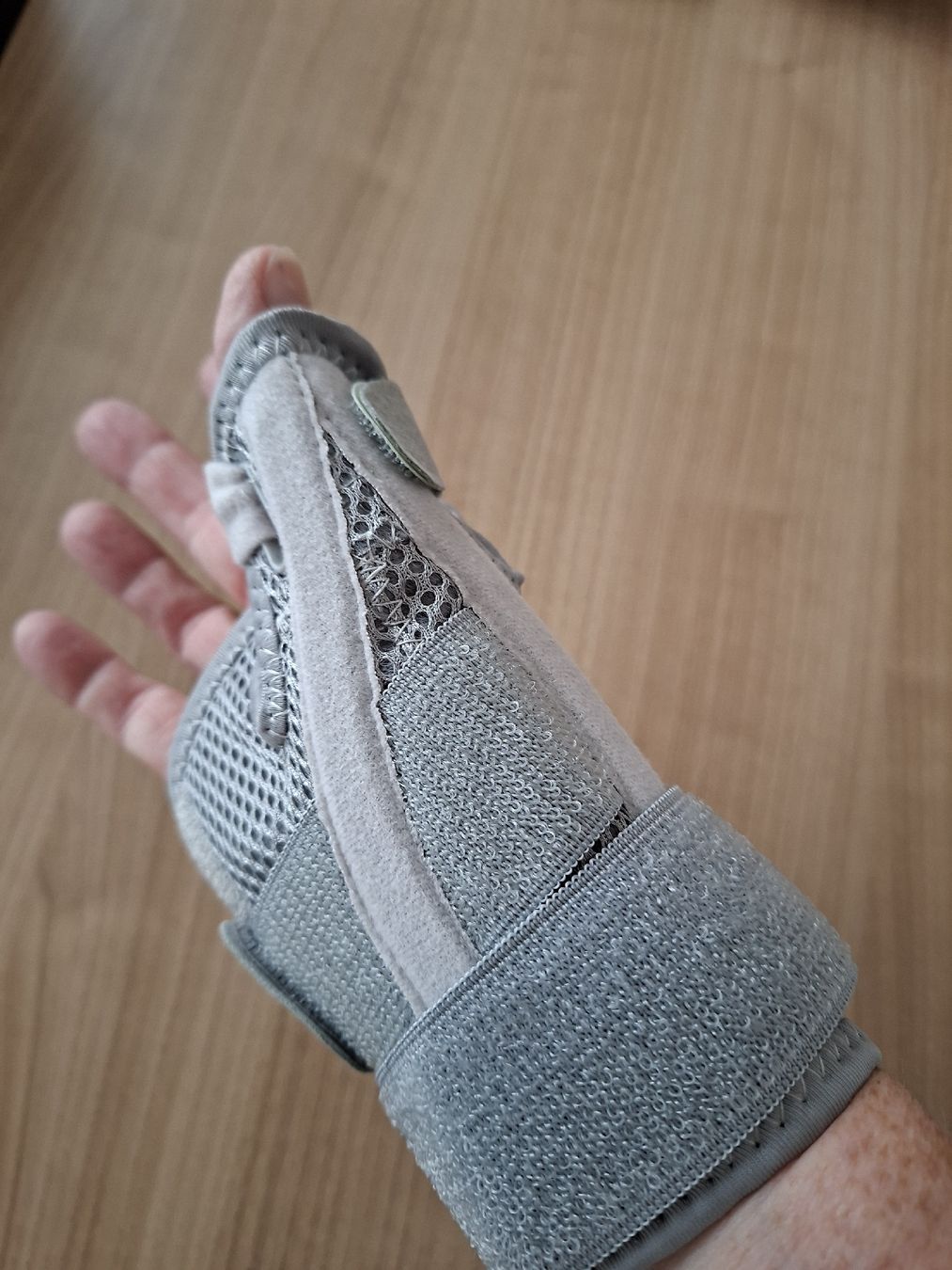 Attrezzature mediche: Handgelenk-Daumenbandage – Nuovo e nell'imballaggio originale da Emmenbrücke venduto da Minejapa 1