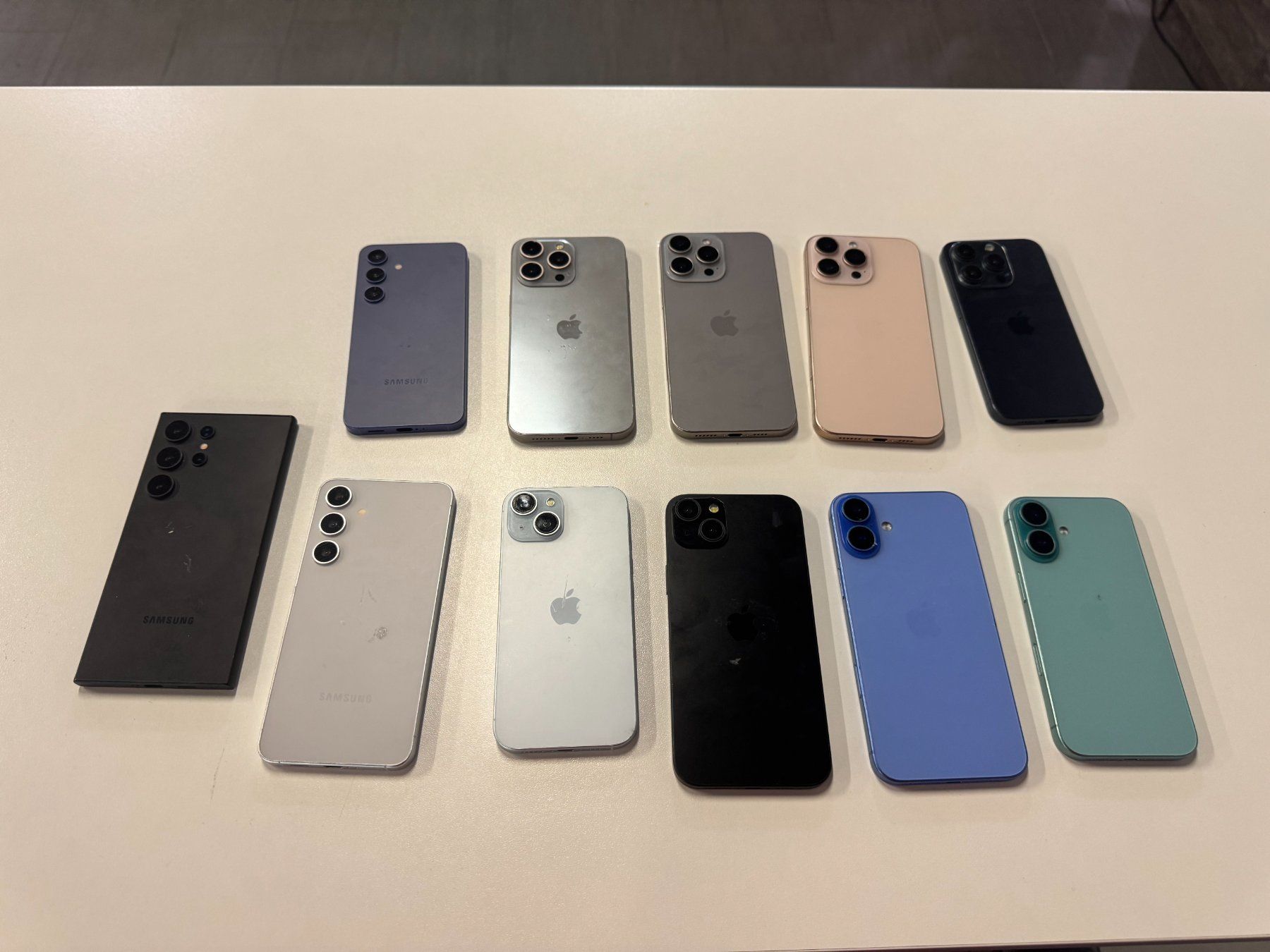 Telefoni cellulari / Smartphones: 11 Natel Atrappen im Paket – Difettoso da Hombrechtikon venduto da SPS-Liquidationen