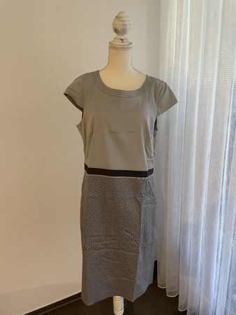Graues, knielanges Kleid von Bianca