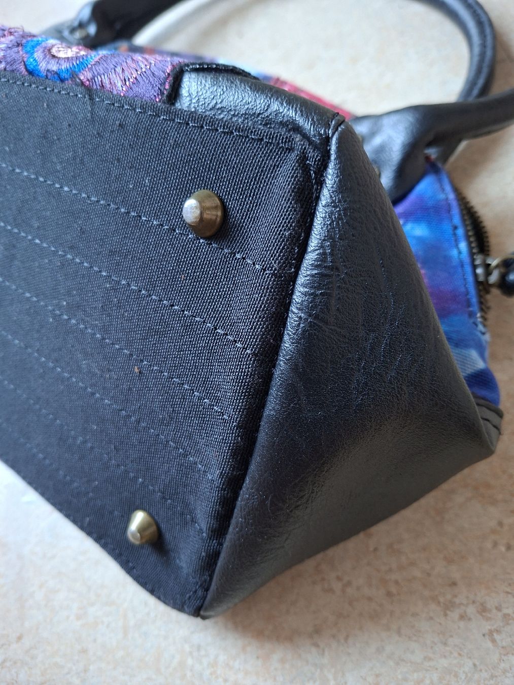 Desigual Sacs femmes: Desigual Tasche multicolour Patchwork guter Zustand – D'occasion à Klingnau par vollmond36 8