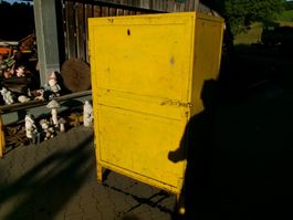 Eisen / Stahl - Schrank -