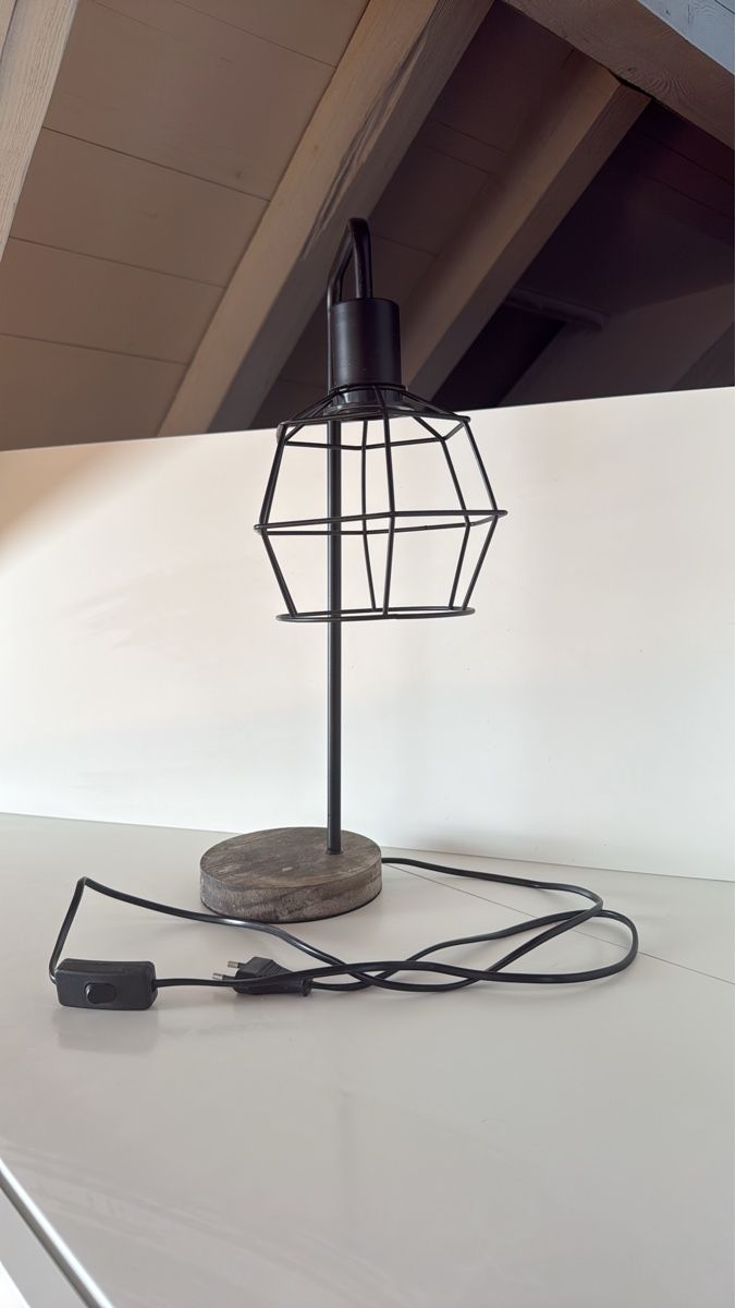 Lampen: Lampe Metall mit Schalter und Stecker schwarz – Gebraucht aus Basel von elt_z9kz