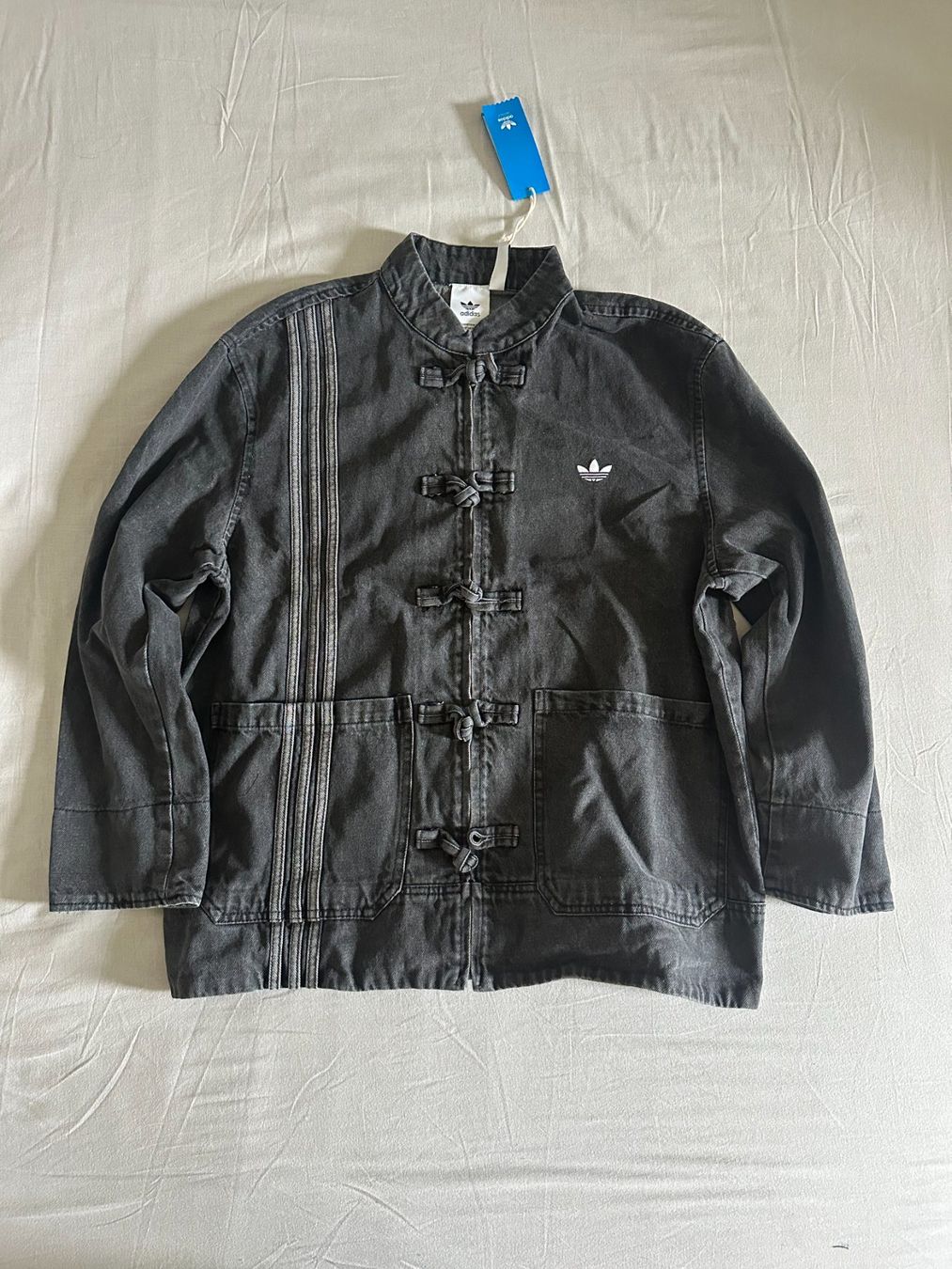 Adidas Giacche: Adidas Denim Chinese Track Top – Nuovo e nell'imballaggio originale da Oberengstringen venduto da jzkn