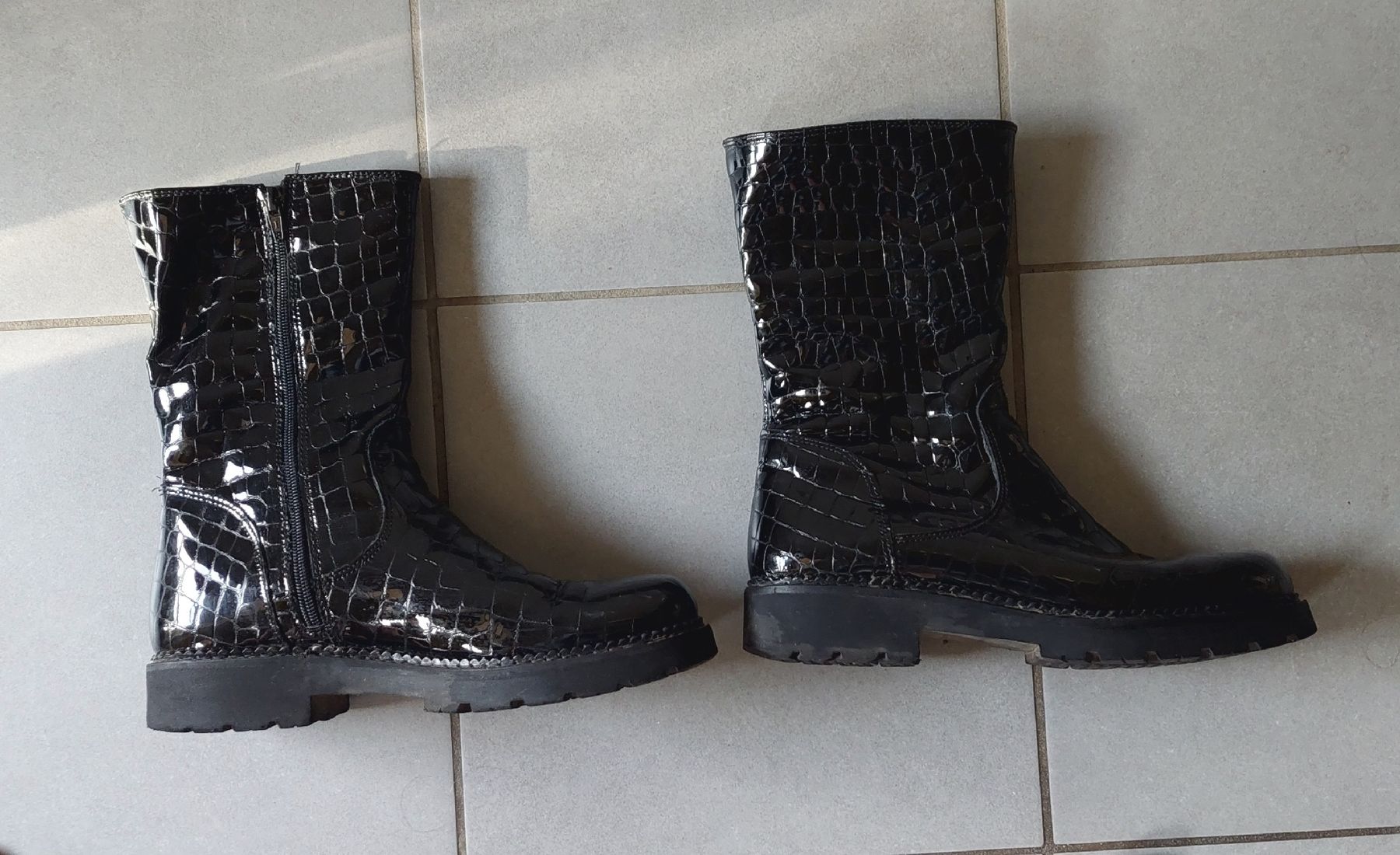 Chaussures femmes: Bottines noires vernies hiver – D'occasion à Plan-Les-Ouates par Lolothebest 3