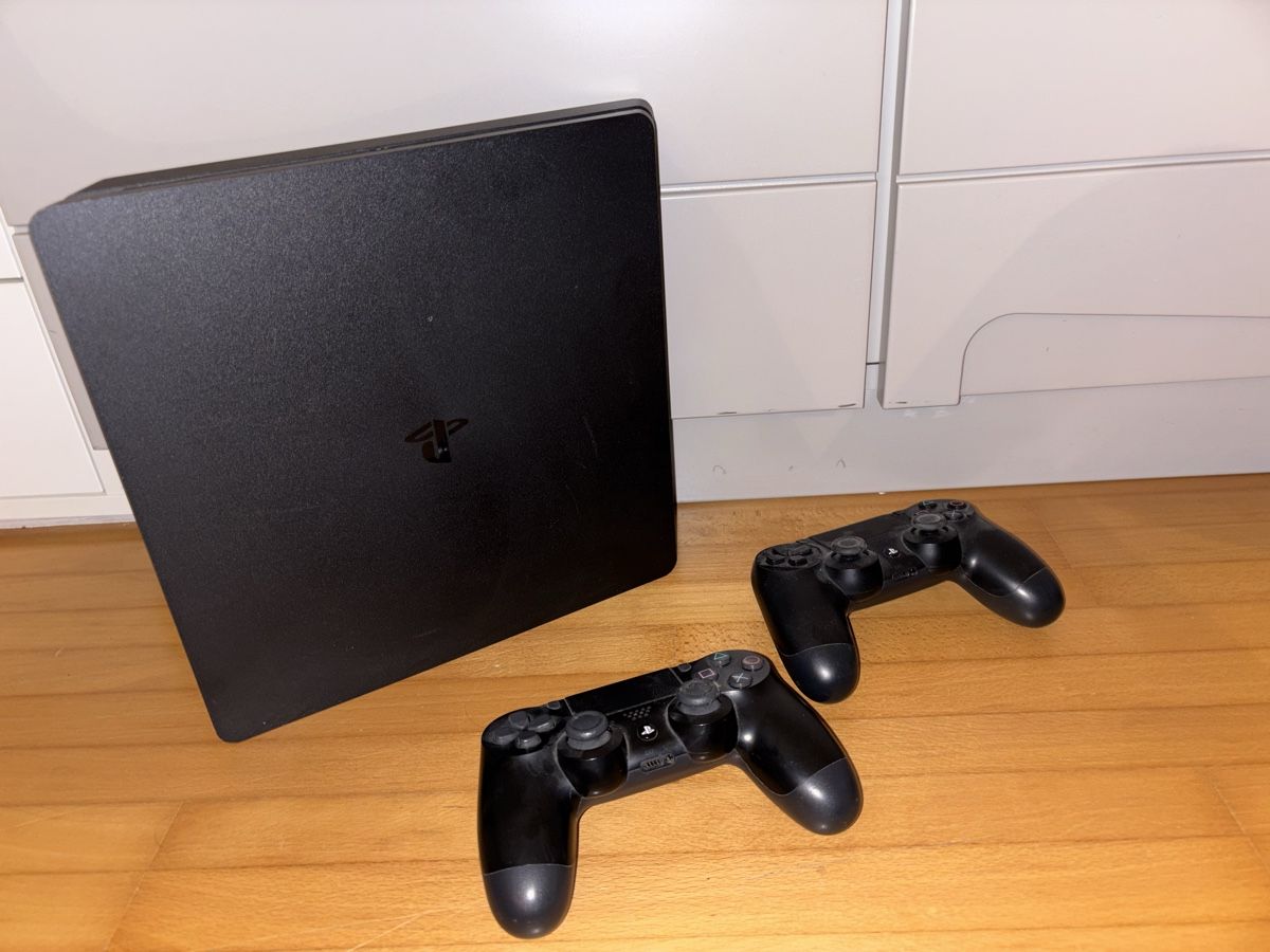 Sony Console: PS4 Slim 1TB + 2 Controller, guter Zustand  – Usato da Jonen venduto da CouplingConstant 1