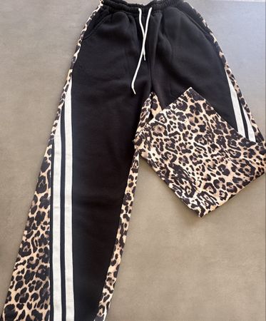 Jogginghose mit Leoprint