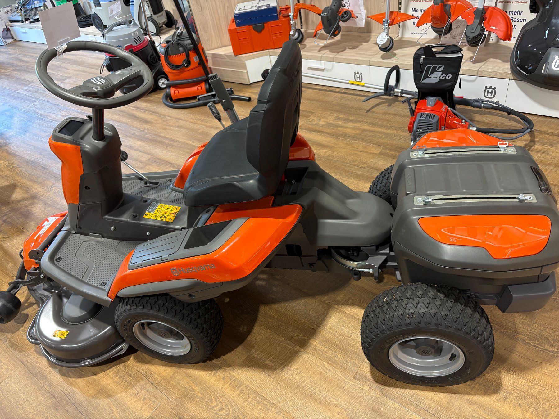 Husqvarna Rasenmäher: Husqvarna Rider Akku Frontmäher – Neu (gemäss Beschreibung) aus Lätti von baumi02 1