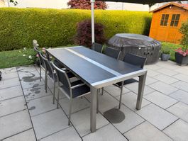 Granit Gartentisch mit Chromstahlgestell und Gartenstühle