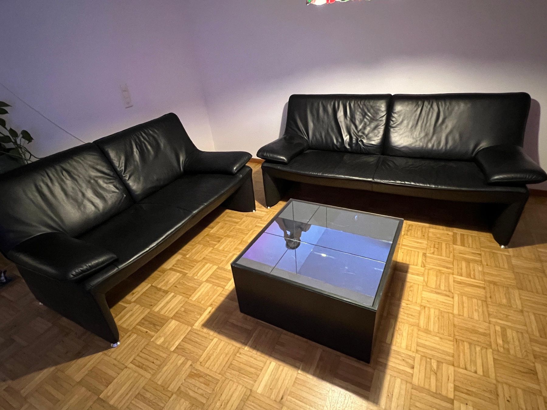 Divani: Leder-Sitzgruppe schwarz – 2 Sofas + Sessel/Hocker – Usato da Gossau SG venduto da Lizenzmarkt 8
