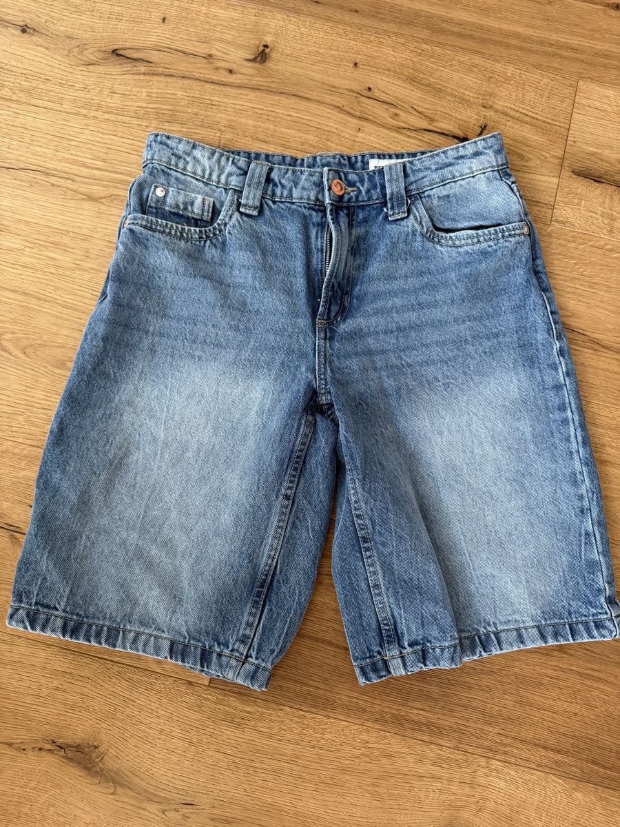 Bershka Jeans: Shorts – Nuovo (secondo la descrizione) da Andwil SG venduto da Skyline21