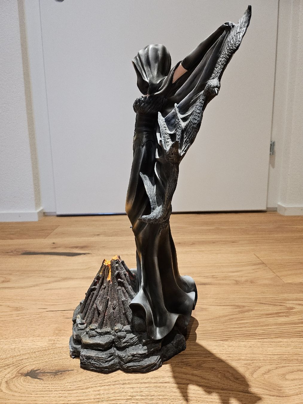 Figuren: Elfenfigur im Rabengewand hinter Vulkan stehend – Gebraucht aus Herzogenbuchsee von bema66 1