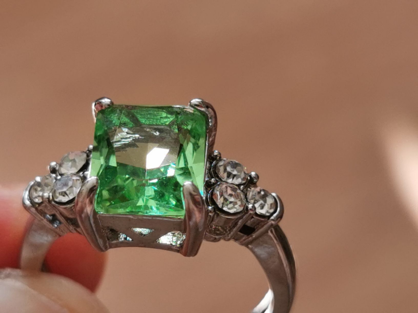 Bagues: Damen Ring mit Grün Zirkone.  – Neuf (Voir description) à Schlieren par vlalif 1