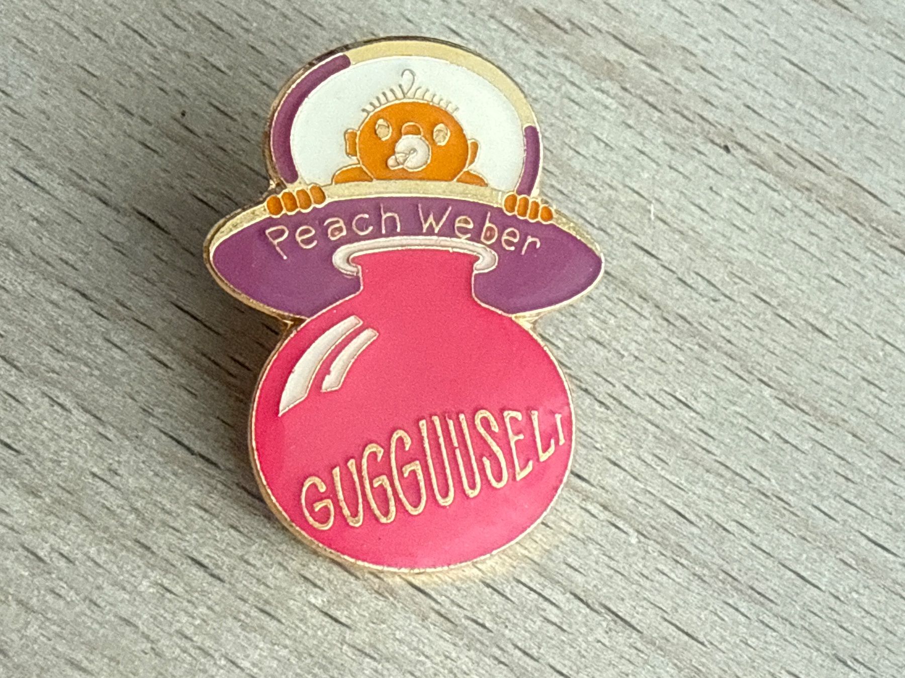 Placchette & Badge: Pin Gugguuseli Peach Weber – Usato da Glattbrugg venduto da Schweigmatt