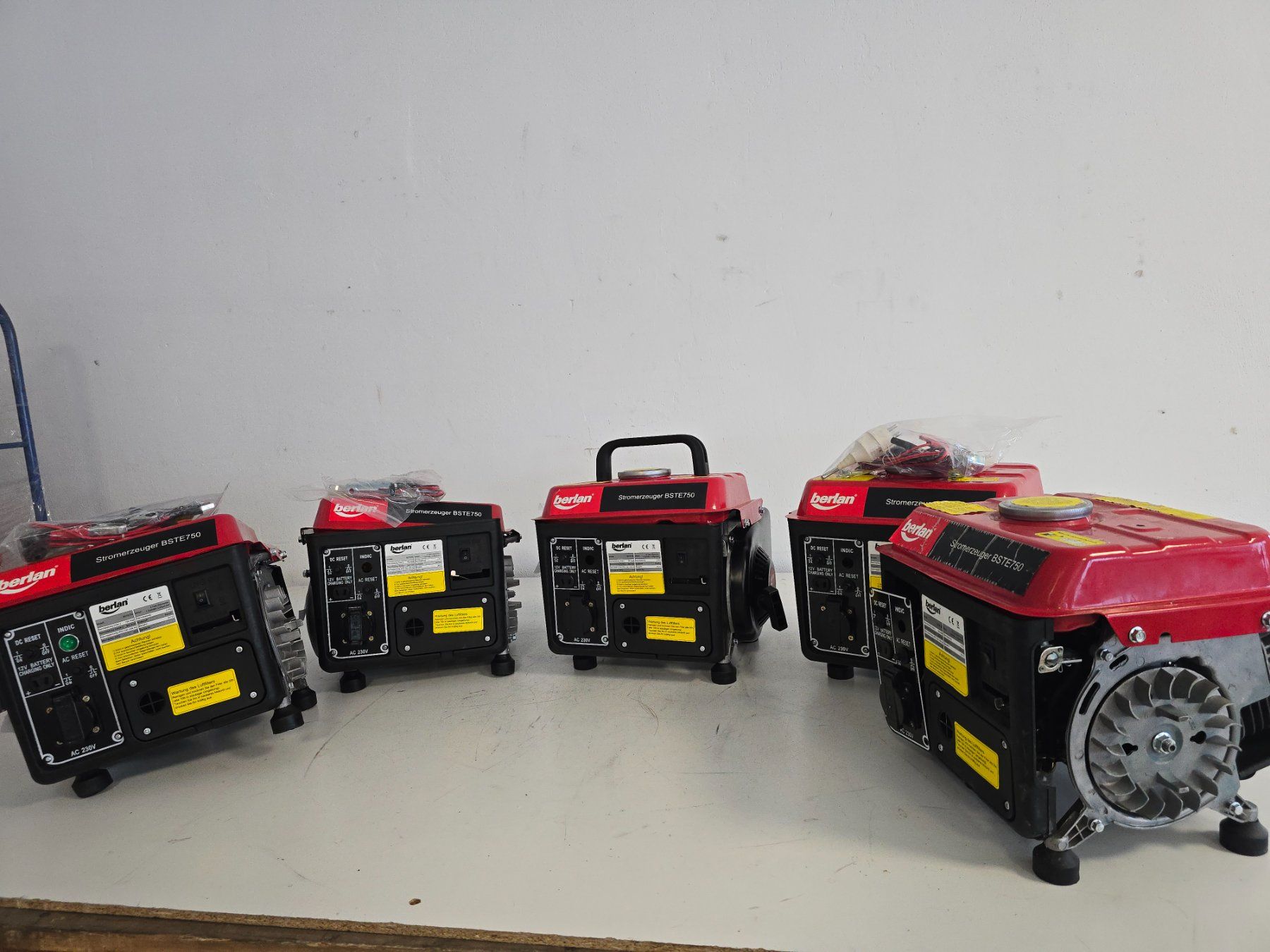 Generatori di corrente: 5x 2 PS Benzin Stromerzeuger Generator 750W Notstromaggregat – Difettoso da Baar venduto da Werkzeugzentrum 1