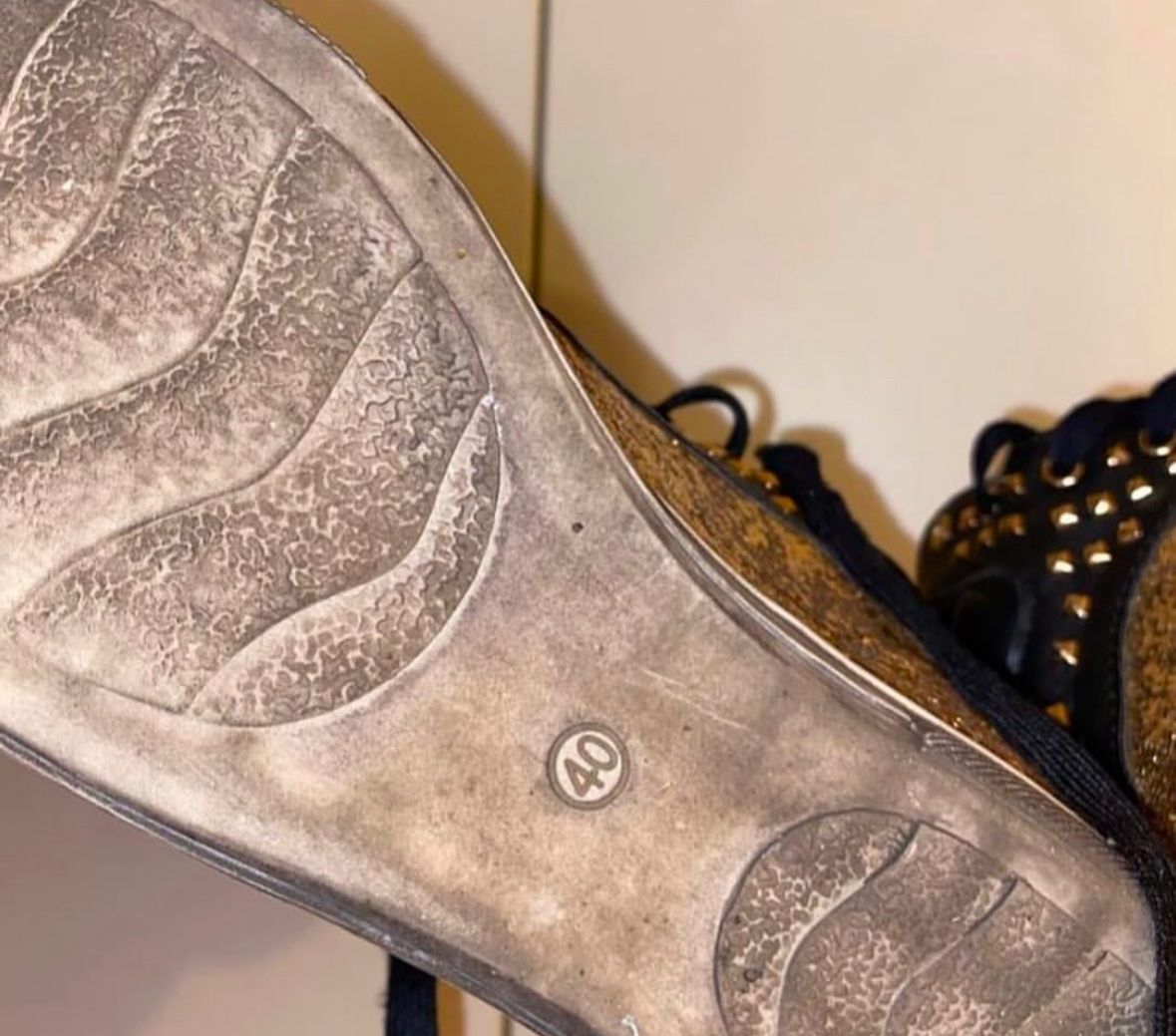 Scarpe da donna: Baskets noires à paillettes dorées cloutées T. 40 – Usato da Montreux venduto da m.mlkstn 2