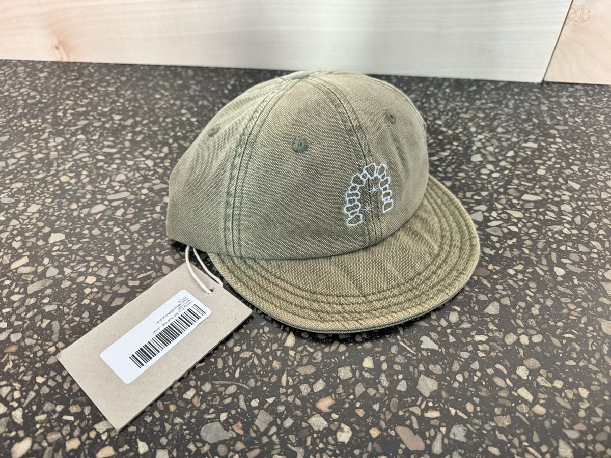 Copricapi, berretti & cappellini: New HERESY ARCH SOFT PEAK CAP – Nuovo e nell'imballaggio originale da Zürich venduto da gva_r9gs 2