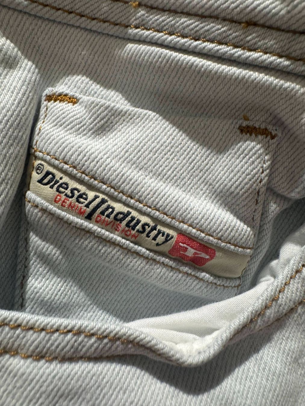 Diesel Jeans: Diesel Jeans - Light Wash Denim, Size 28 – Nuovo (secondo la descrizione) da Zürich venduto da ped_8gnn 2