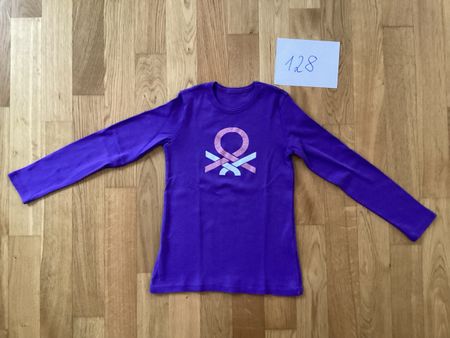 Benetton violettes, langarm T-Shirt mit Logo, Grösse 128.