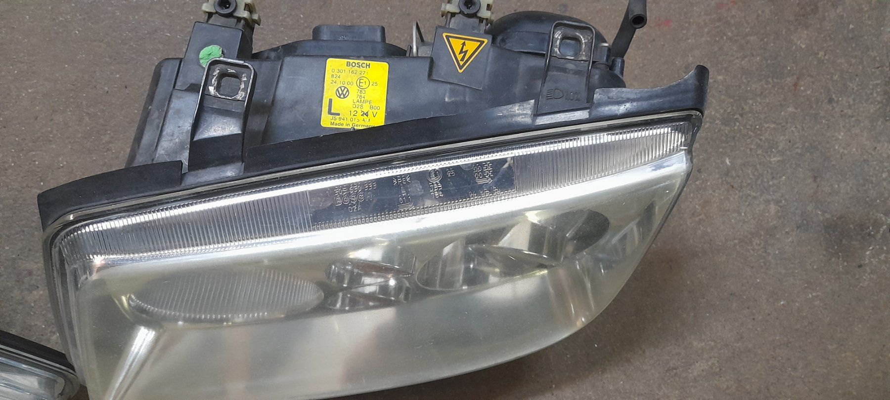 Fari: Xenonscheinwerfer VW Bora – Usato da Cham venduto da vento9 5