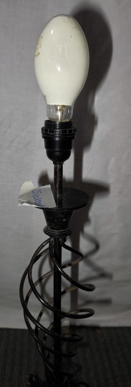 Lampen: Tischlampe Eisen mit Schirm – Gebraucht aus Rorschacherberg von snOOpydOg11 2