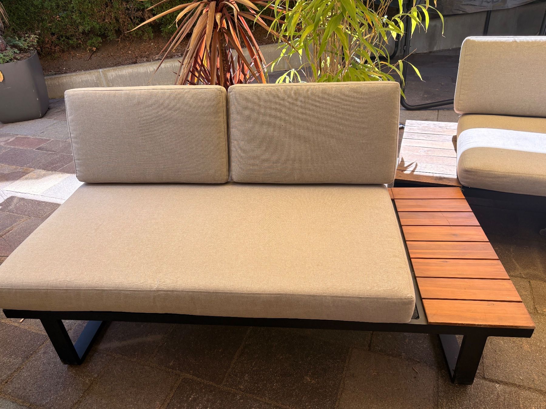 Set di tavolo e panche: Lounge Set Gartensofa mit Tisch Metall Holz hellgrau – Usato da Beckenried venduto da ell_l7pb 2