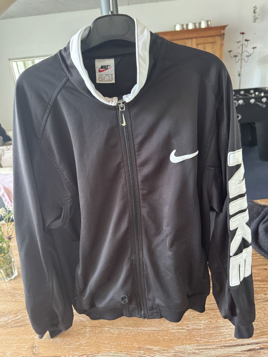 Nike Vestes: Nike Trainingsjacke Schwarz Gr M  – D'occasion à Winterthur par dim_prz7
