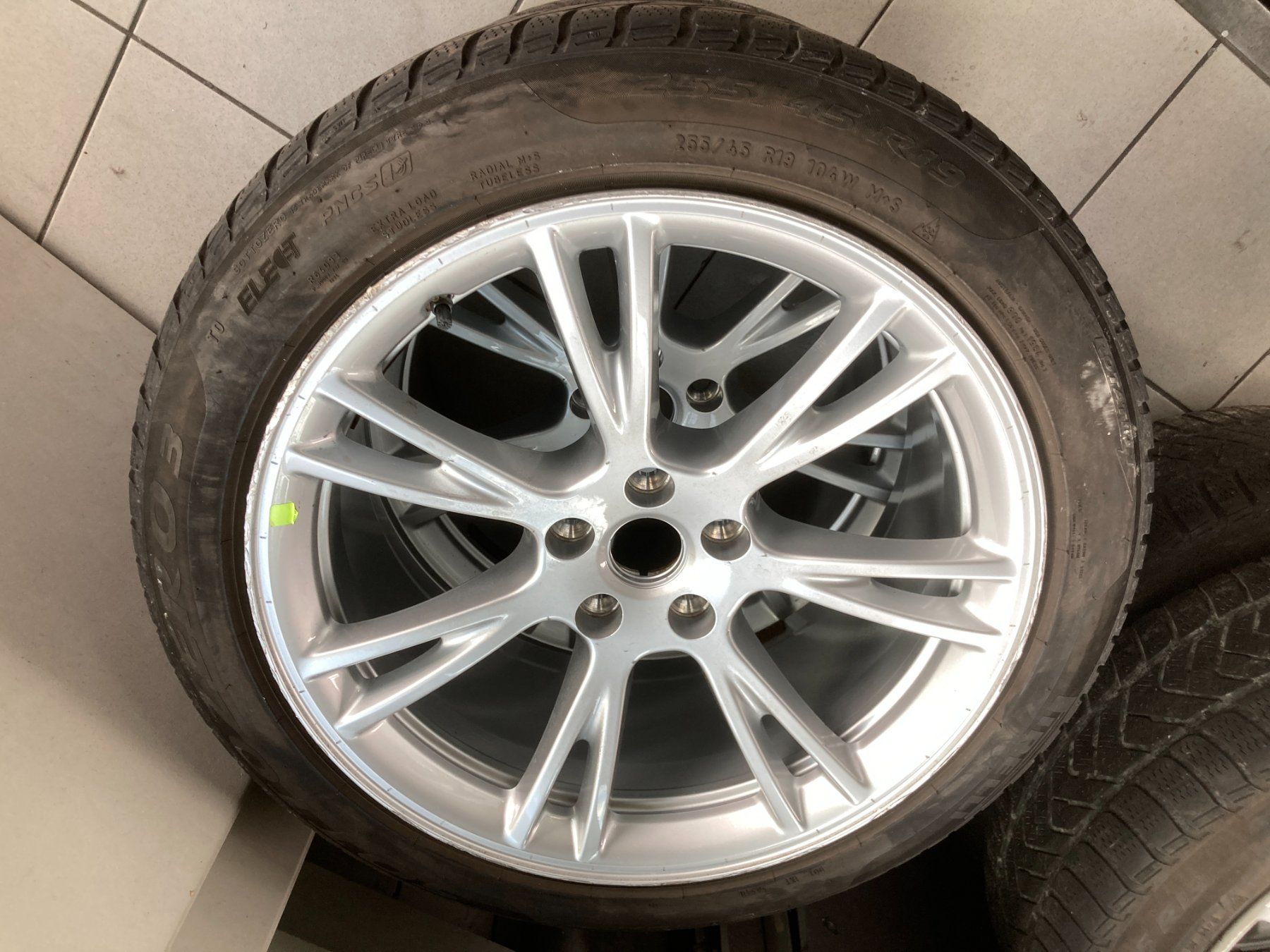 Tesla Pneumatici & Ruote complete: Tesla Model Y Winterräder 255/45R19 – Usato da Cham venduto da WB2223 2