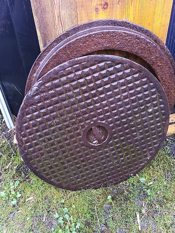 Altri materiali per l'edilizia: Gebrauchter Kanaldeckel, Schachtdeckel – Usato da Wiedlisbach venduto da Imoservice