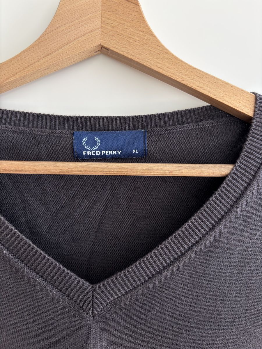 Fred Perry Maglioni & Felpe: Herren Pullover Fred Perry V-Ausschnitt grau Grösse XL – Usato da Luzern venduto da isabelverkauftsachen 1