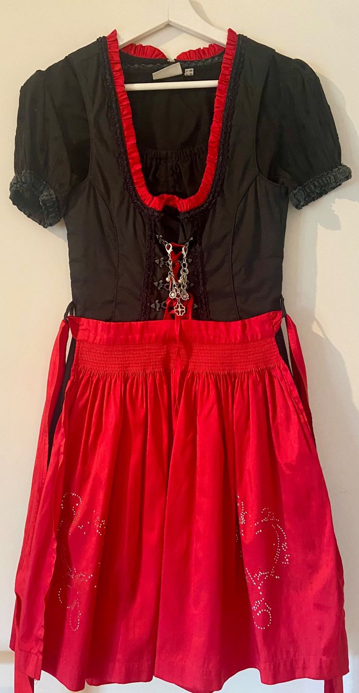 Kleider: Dirndl 34 mit Bluse – Gebraucht aus Widnau von Imani