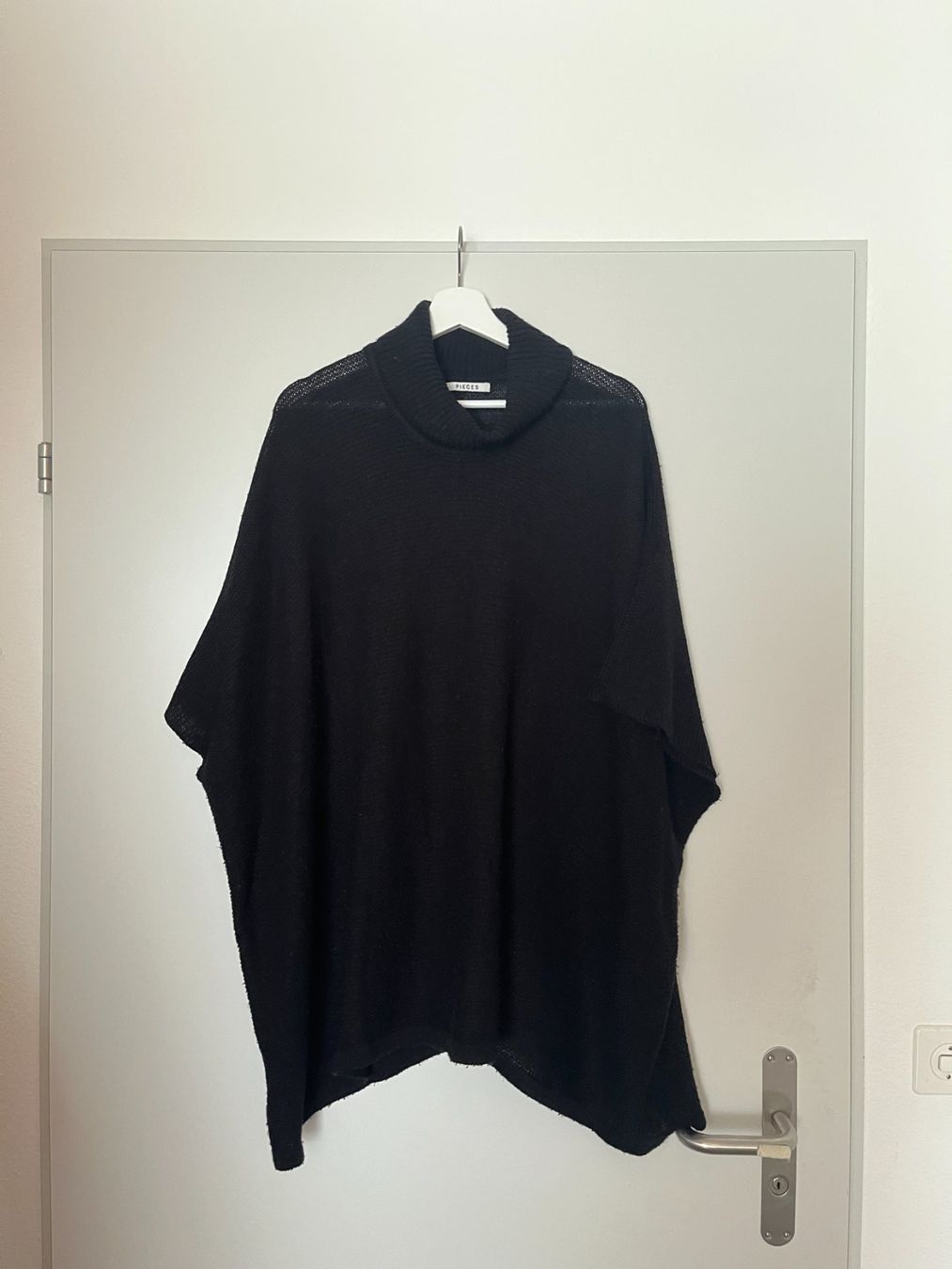 Pullover & Sweatshirts: Schwarzer Poncho-Strick-Pullover Grösse S – Gebraucht aus Horw von mira_6p85 1