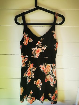 Sommerliches ONLY Kleid, Grösse 38, Blumenmuster Top