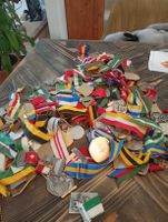 Konvolut Medaillen mit Bändern, Auszeichnung 5481 Gramm.