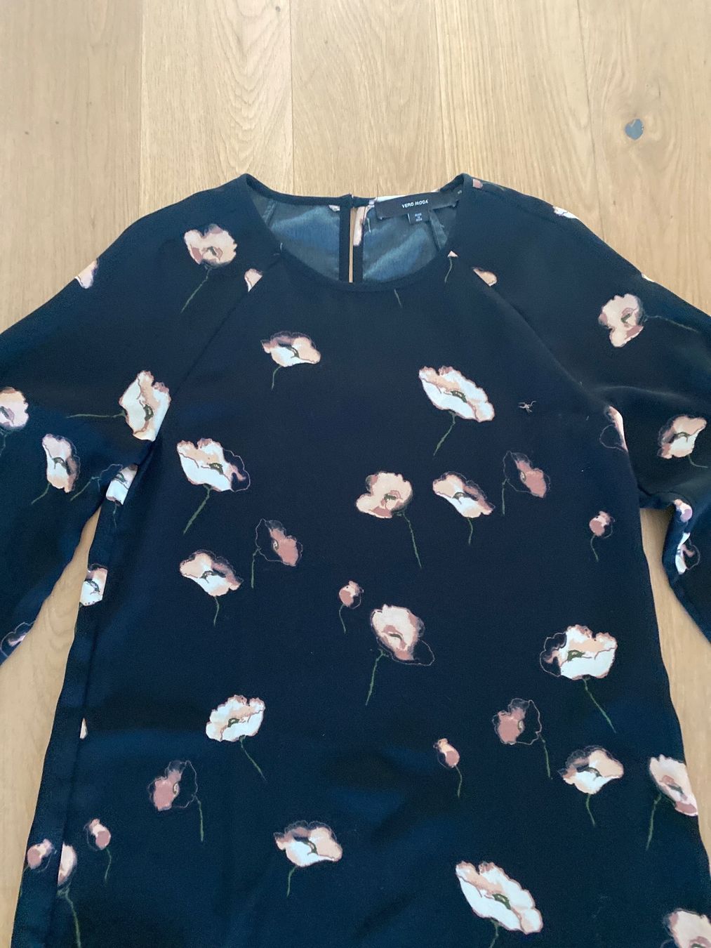 Vero Moda Kleider: Kleid Blumen Vero Moda – Gebraucht aus Bolligen von Noeggeli10 1